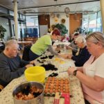 Stanovalci skupaj z zaposlenimi sodelujejo pri pripravi pirhov, kjer uporabljajo jajca, čebulne olupke in druge materiale za barvanje.