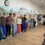 Nastopajoči po zaključku gledališke predstave prejmejo zahvalo in aplavz obiskovalcev.