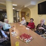 Ob popoldanskem srečanju so stanovalci skupaj uživali ob sladici in sproščenem druženju.