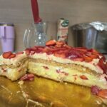 Sočna domača jagodna torta z vanilijevo kremo je razveselila vse prisotne stanovalce.