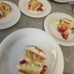 Pripravljeni koščki jagodne torte za sladko pogostitev stanovalcev doma za starejše.