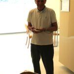 Gospod z nasmehom ponuja domače dobrote, pripravljene za stanovalce.