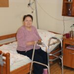 Stanovalka v svoji sobi uživa ob prigrizku, ki so ga pripravili ob kulinaričnem druženju.