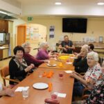 Stanovalci doma za starejše uživajo v druženju ob kulinaričnem popoldnevu.