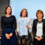 Predstavnica Doma upokojencev Ptuj na podelitvi drži certifikat »Družini prijazno podjetje«.