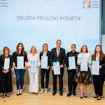 Prejemniki certifikatov »Družini prijazno podjetje« na skupinskem fotografiranju po podelitvi.