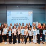 Udeleženci podelitve certifikatov »Družini prijazno podjetje« na zaključnem skupinskem fotografiranju.