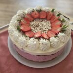 Jagodna torta na servirnem vozičku ob praznovanju rojstnih dni.