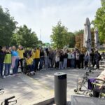 Otroci, prostovoljci in stanovalci doma za starejše sodelujejo pri medgeneracijskem druženju na prostem.