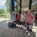 Nasmejani stanovalci so ponosno pokazali pomladno ureditev in cvetlične zasaditve pred domom.