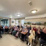 Stanovalci ob zaključku srečanja nazdravijo s skodelicami čaja in skupaj uživajo v prijetnem druženju.