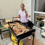 Na žaru so se pripravljali raznovrstni mesni nabodalci, piščanec in druga okusna piknik ponudba, za katero je z nasmehom skrbelo osebje doma.