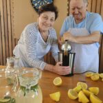 Stanovalka in stanovalec pripravljata limonado z sokovnikom.