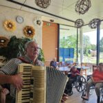 Harmonikar igra na veselici.