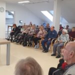 Ob branju poezije so stanovalci z zanimanjem spremljali besede ter se prepustili prijetnemu literarnemu vzdušju.