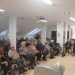 Skupno druženje ob poeziji je napolnilo prostor z mirnostjo, pozornostjo in lepoto izgovorjene besede.
