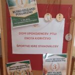 Oglasna deska z obvestili o športnih igrah stanovalcev ter priznanji za rusko kegljanje, met v tarčo in met na koš.